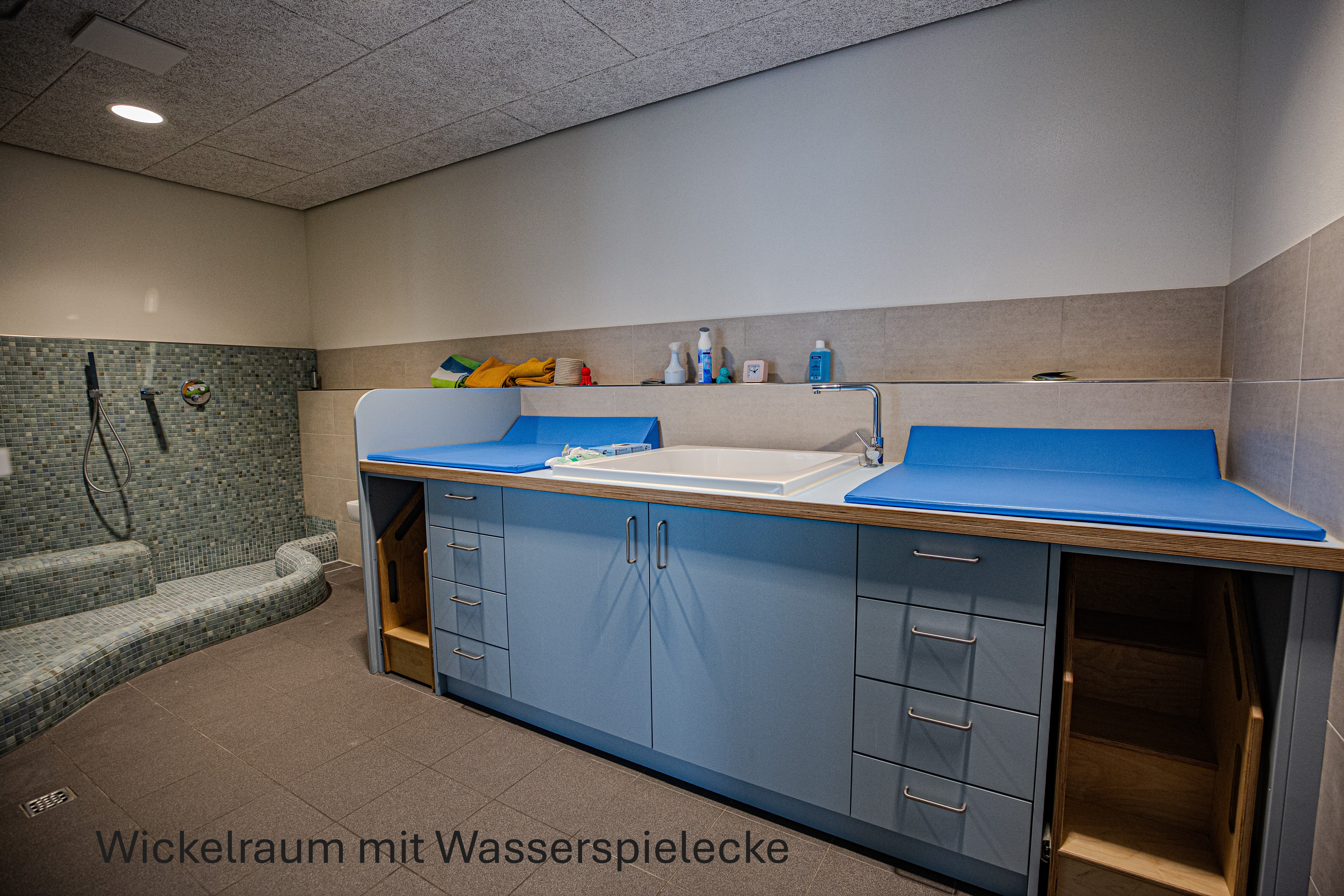Wickelraum mit Wasserspielecke